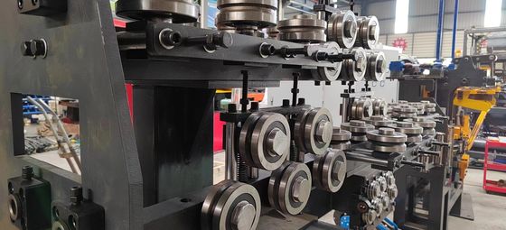 18000KG Máquina automática de solda de tubos quadrados para profundidade de truss 70-270mm